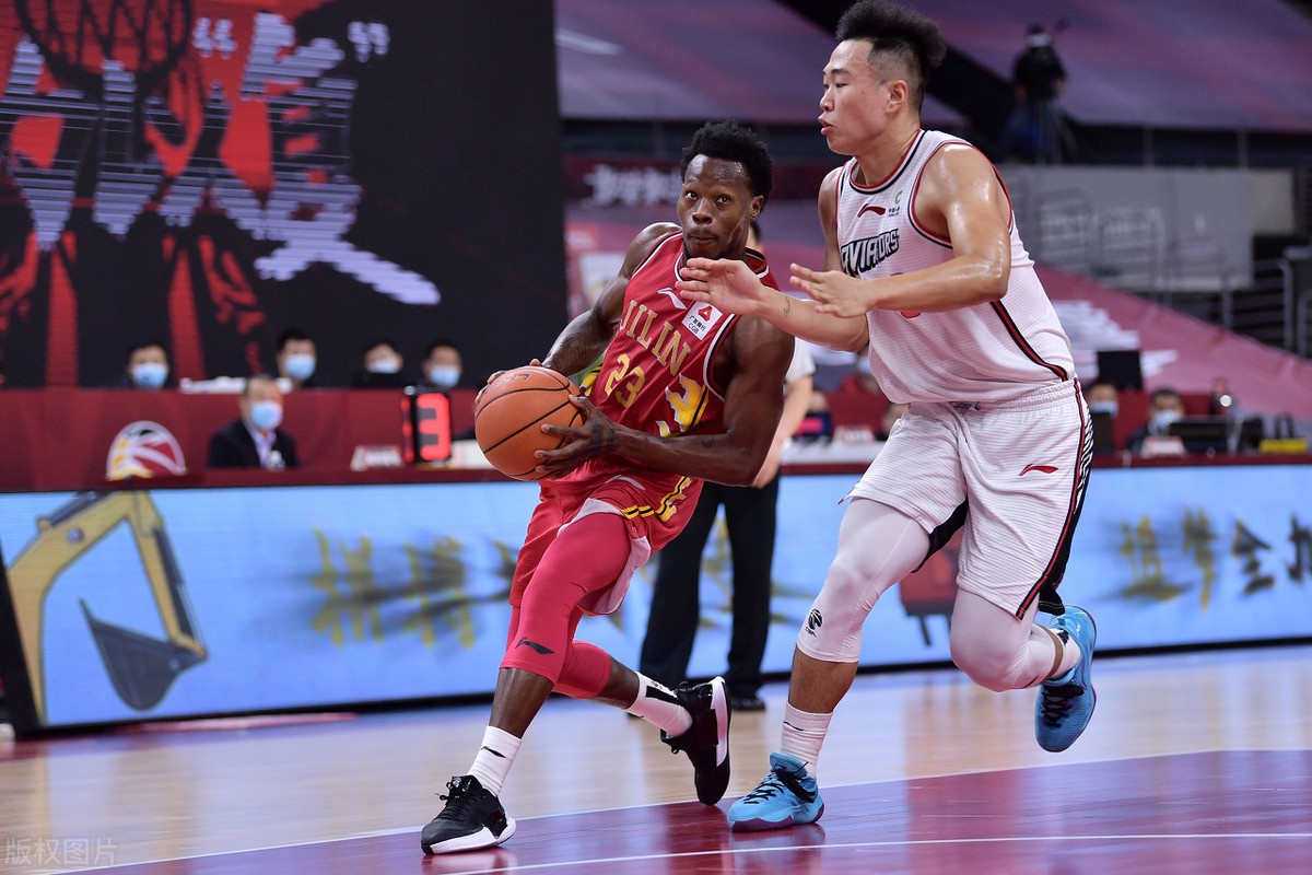 关于今晚体能课后，武汉三镇主帅复盘备战法国杯，态度坚定，高层口径保持一致的信息